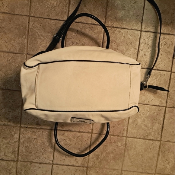 Guess Large Tote/Crossbody - Picture 9 of 12